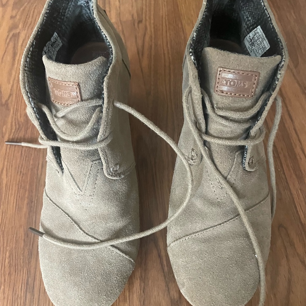 Tom’s wedge boots